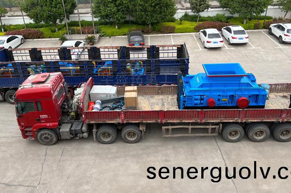 四臺(tái)對(duì)輥制砂機(jī)發(fā)往浙江臺(tái)州
