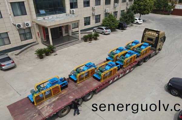七臺(tái)小型對(duì)輥機(jī)已裝車(chē)發(fā)貨現(xiàn)場(chǎng)