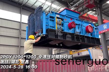 1212全液壓對輥制砂機(jī)發(fā)往：湖北